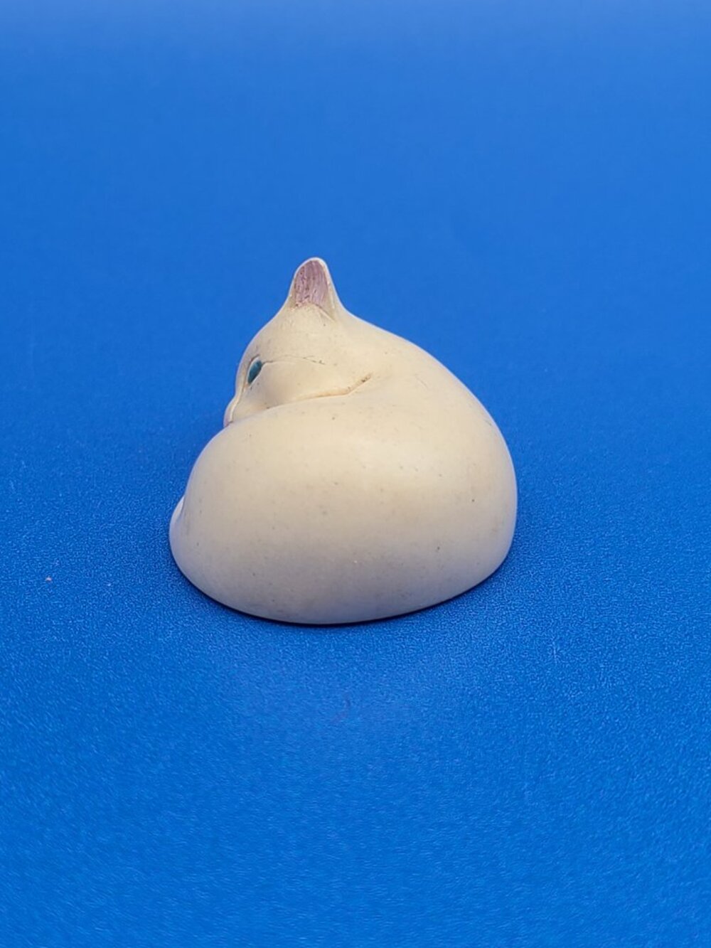 White Netsuke Style Miniature Sleeping Cat Unique 1.25" L .75" H - Picture 3 of 8